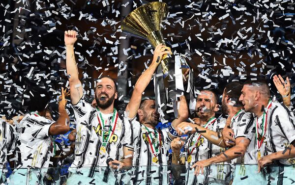 Футболисты Ювентуса с трофеем после победы в итальянской Серии А (1 августа 2020). Турин - Sputnik Армения