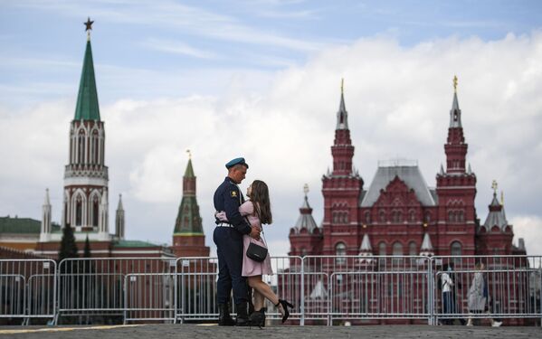 Десантник с девушкой на Красной площади в Москве - Sputnik Армения