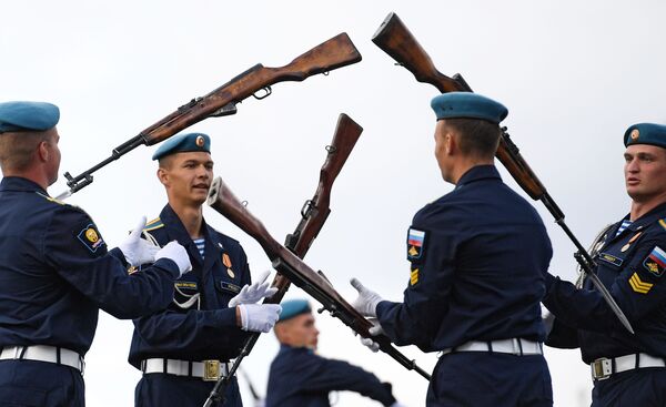 Военнослужащие Воздушно-десантных войск во время праздничных мероприятий, посвященных Дню ВДВ на Красной площади в Москве - Sputnik Армения