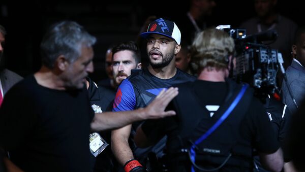 Тревин Джайлс входит в октагон перед встречей с Джеймсом Бочновичем во время турнира UFC 213 (9 июля 2017). Лас-Вегас - Sputnik Армения