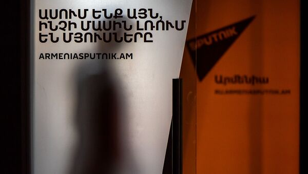 Слоган информационного агенства и радио Sputnik в коридоре офиса в Армении - Sputnik Армения