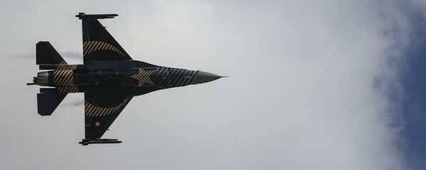 Истребитель F-16, входящий в пилотажную группу ВВС Турции, пролетает над аэропортом Стамбула Истребитель F-16, входящий в пилотажную группу ВВС Турции, пролетает над аэропортом Стамбула - Sputnik Արմենիա