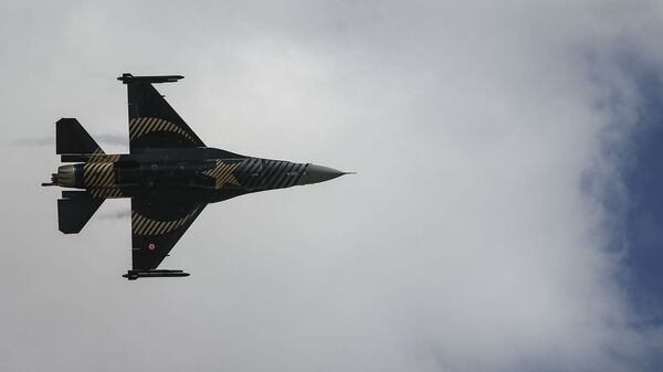 Истребитель F-16, входящий в пилотажную группу ВВС Турции, пролетает над аэропортом Стамбула - Sputnik Армения
