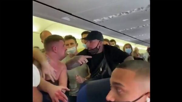 Пассажиры самолета, выполнявшего рейс на Ибицу, подрались из-за отказа одного из туристов надеть защитную маску. - Sputnik Արմենիա