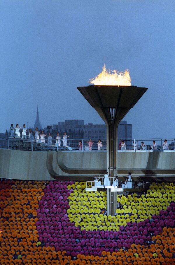 Олимпийский огонь на Центральном стадионе им. В. И.Ленина во время торжественной церемонии закрытия игр XXII Олимпиады - Sputnik Армения
