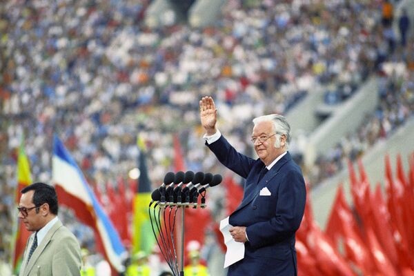Президент Международного олимпийского комитета лорд Килани приветствует зрителей и спортсменов на торжественной церемонии закрытия игр XXII Олимпиады - Sputnik Армения