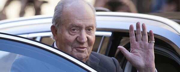 Бывший король Испании Хуан Карлос I прощается после посещения традиционной пасхальной воскресной мессы (1 апреля 2018). Пальма-де-Майорка - Sputnik Армения