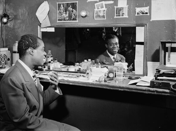 Луи Армстронг в гримерке джазового клуба в Нью-Йорке, 1946 год - Sputnik Армения