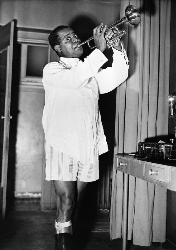 Луи Армстронг играет на трубе, 1949 год - Sputnik Армения