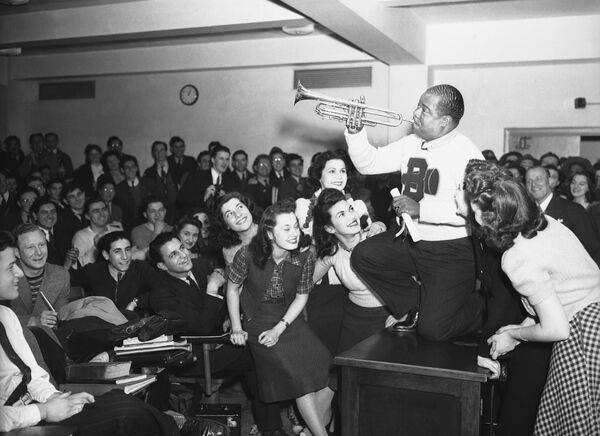 Луи Армстронг во время выступления в Бруклинском колледже в Нью-Йорке, 1941 год - Sputnik Армения