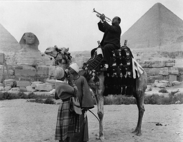 Луи Армстронг на верблюде в Каире, 1961 год - Sputnik Армения