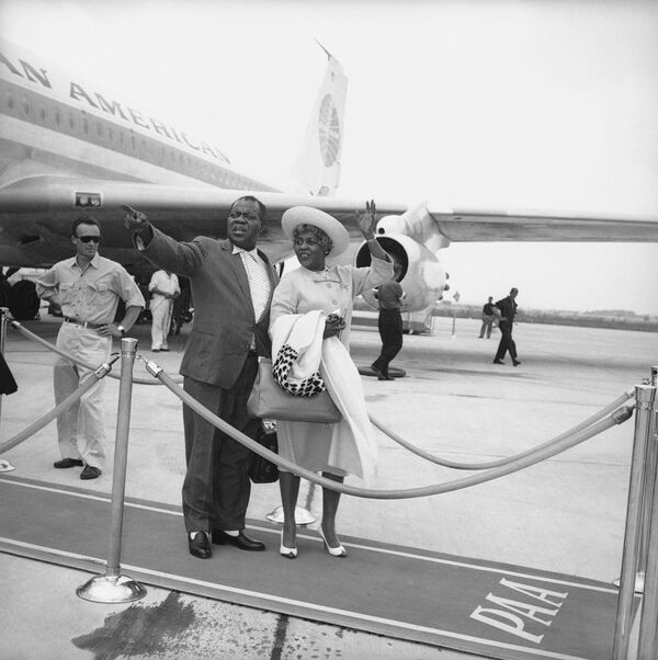 Луи Армстронг с женой Люсиль у самолета в Риме, 1963 год  - Sputnik Армения