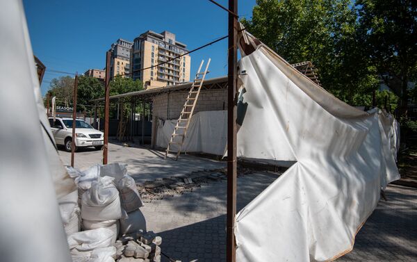 Ситуация на месте вырубки деревьев в сквере Мисака Манушяна (4 августа 2020). Еревaн - Sputnik Армения