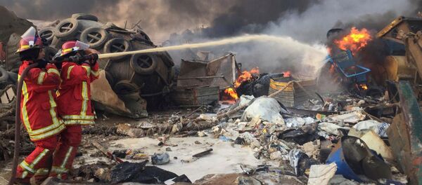 Пожарные борются с огнем после взрыва в Бейруте (4 августа 2020). Ливан - Sputnik Արմենիա