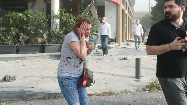 Травмированная женщина после взрыва в Бейруте (4 августа 2020). Ливан - Sputnik Արմենիա