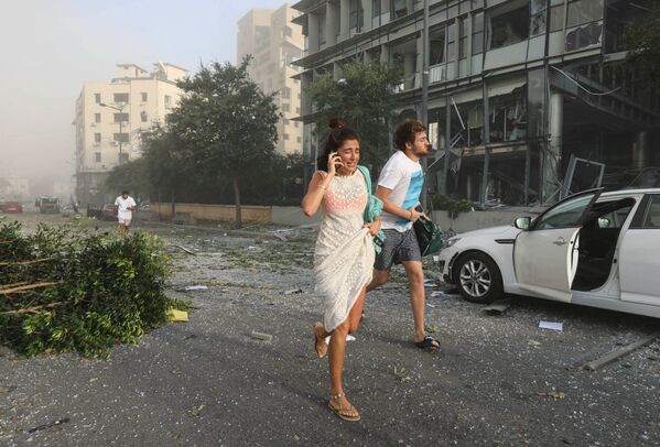 Люди бегут за укрытием после взрыва в Бейруте (4 августа 2020). Ливан - Sputnik Армения