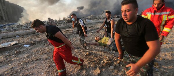 Пожарные выносят пострадавшего с места взрыва в Бейруте  - Sputnik Արմենիա