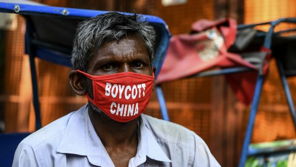 Водитель рикши в маске с надписью «Бойкотируйте Китай» в Нью-Дели - Sputnik Արմենիա
