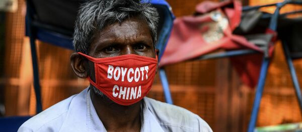 Водитель рикши в маске с надписью «Бойкотируйте Китай» в Нью-Дели - Sputnik Արմենիա