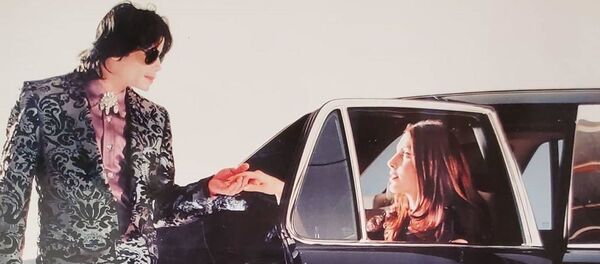 Гоар Арутюнян опубликовала архивные фотографии с легендой поп-музыки Майклом Джексоном Гоар Арутюнян опубликовала архивные фотографии с легендой поп-музыки Майклом Джексоном - Sputnik Армения