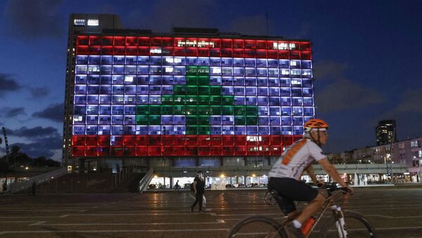 Здание мэрии Тель-Авива, подсвеченное цветами ливанского национального флага в знак солидарности (5 августа 2020). - Sputnik Армения