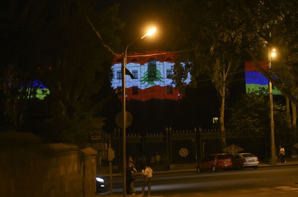 Օրվա կադր. Հայաստանի ԱԺ շենքի պատերը «ներկվել» են Լիբանանի դրոշի գույներով - Sputnik Արմենիա