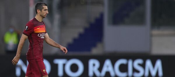 Армянский полузащитник «Ромы» Генрик Мхитарян по окончании футбольного матча 1/8 финала Лиги Европы УЕФА между Севильей и Ромой (6 августа 2020). Дуйсбург, Германия - Sputnik Армения