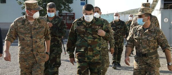 Президент Карабаха Араик Арутюнян в сопровождении генерал-майора Джалала Арутюняна посетил одну из танковых бригад (7 августа 2020). - Sputnik Արմենիա