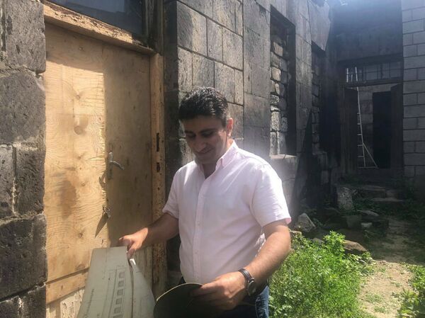 Монетка-оберег и мешок пшеницы: история старого дома в Гюмри потрясла нового хозяина - Sputnik Армения