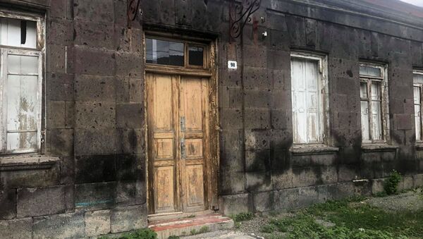 Старый дом Дереника Хажакяна в Гюмри - Sputnik Армения