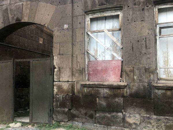 Монетка-оберег и мешок пшеницы: история старого дома в Гюмри потрясла нового хозяина - Sputnik Армения