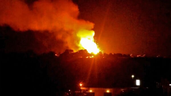 Огонь и дым, поднимающиеся с места военной базы, взорвавшаяся к северу от разделенной столицы Кипра Никосии (11 сентября 2019). Кипр - Sputnik Армения