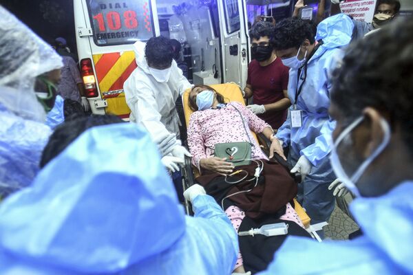 Эвакуация раненных при падении пассажирского самолета Boeing 737 Air India Express в индийском городе Кежикоде, штат Керала, Индия - Sputnik Армения