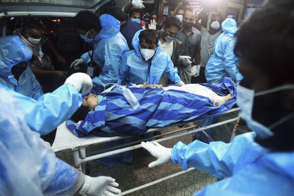 Эвакуация раненных при падении пассажирского самолета Boeing 737 Air India Express в индийском городе Кежикоде, штат Керала, Индия - Sputnik Армения