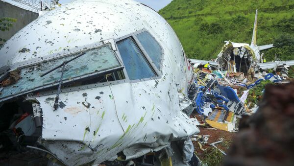 На месте крушения пассажирского самолета Boeing 737 Air India Express в индийском городе Кежикоде, штат Керала, Индия - Sputnik Армения