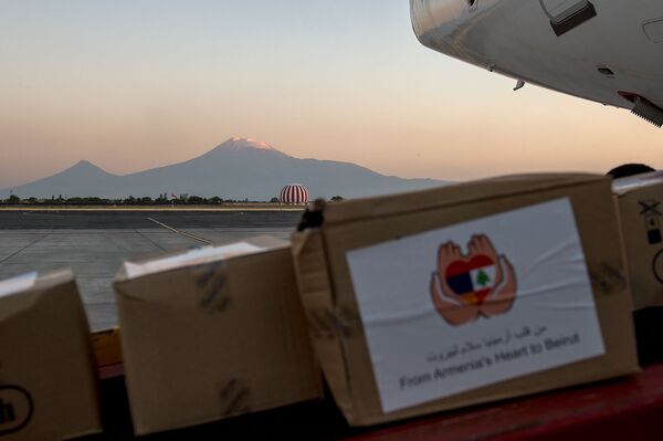 Не только армянам – всем: Из Еревана проводили первый гуманитарный рейс в Бейрут Не только армянам – всем: Из Еревана проводили первый гуманитарный рейс в Бейрут - Sputnik Армения