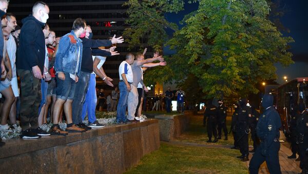 Демонстранты во время акции протеста после закрытия избирательных участков на президентских выборах в Беларуси (9 августа 2020). Минск - Sputnik Армения
