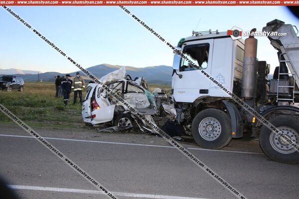 В страшном ДТП в Сюнике погибла дочь прославленных армянских актеров и вся ее семья - Sputnik Армения