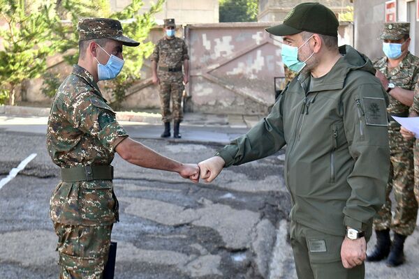 Пашинян посетил одну из воинских частей на юге Армении - фото Пашинян посетил одну из воинских частей на юге Армении - фото - Sputnik Армения