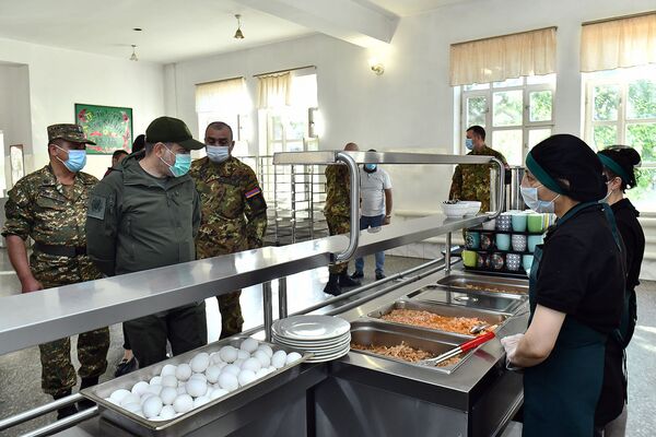 Пашинян посетил одну из воинских частей на юге Армении - фото Пашинян посетил одну из воинских частей на юге Армении - фото - Sputnik Армения