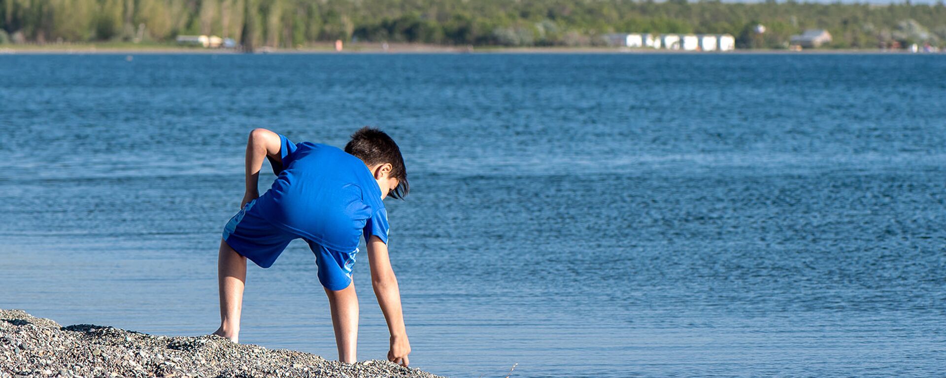 Мальчик на пляже озера Севан - Sputnik Արմենիա, 1920, 02.04.2021