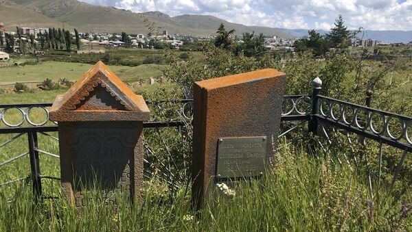Ворота с иудейской символикой на кладбище Севана - Sputnik Армения