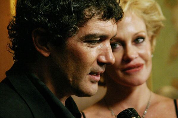 Антонио Бандерас с супругой Мелани Гриффит на 19-м ежегодном гала-концерте Музыкальный праздник Бродвея (9 февраля 2004). Нью-Йорк - Sputnik Армения