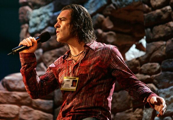 Антонио Бандерас исполняет номинированную на Оскар песню Al Otro Lado Del Rio во время репетиций 77-й премии Оскар (25 февраля 2005). Лос-Анджелес - Sputnik Армения