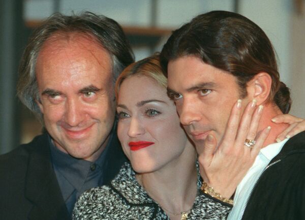 Мадонна (в центре) с Джонатаном Прайсом (слева) и Антонио Бандерасем в начале записи саундтрека к фильму Эвита (2 октября 1995). Лондон - Sputnik Армения