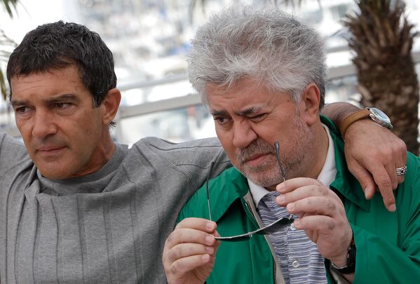 Актер Антонио Бандерас и режиссер Педро Альмодовар во время фотосессии фильма Кожа, в которой я живу на 64-м Каннском кинофестивале (19 мая 2011). Канны - Sputnik Армения