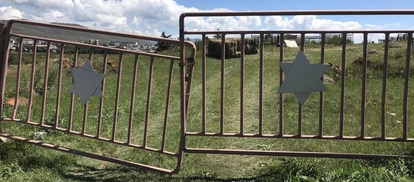 Ворота с иудейской символикой на кладбище Севана - Sputnik Արմենիա