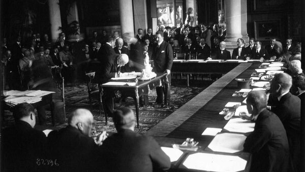 Премьер-министр Греции Элефтериос Венизелос подписывает Севрский договор (10 августа 1920). Франция - Sputnik Армения