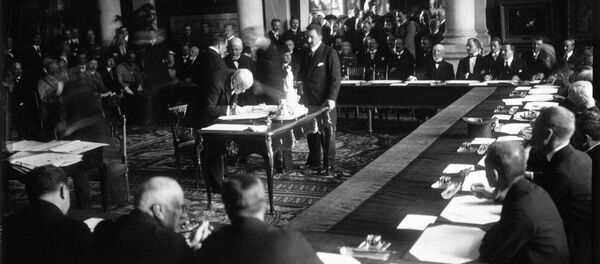 Премьер-министр Греции Элефтериос Венизелос подписывает Севрский договор (10 августа 1920). Франция - Sputnik Армения