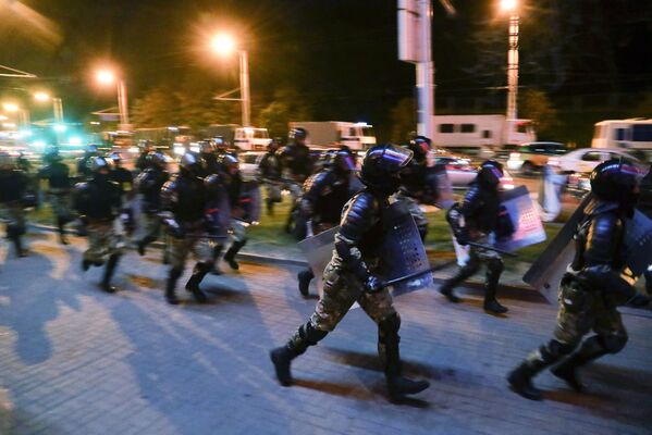 Полиция во время протестов в Минске после президентских выборов - Sputnik Армения